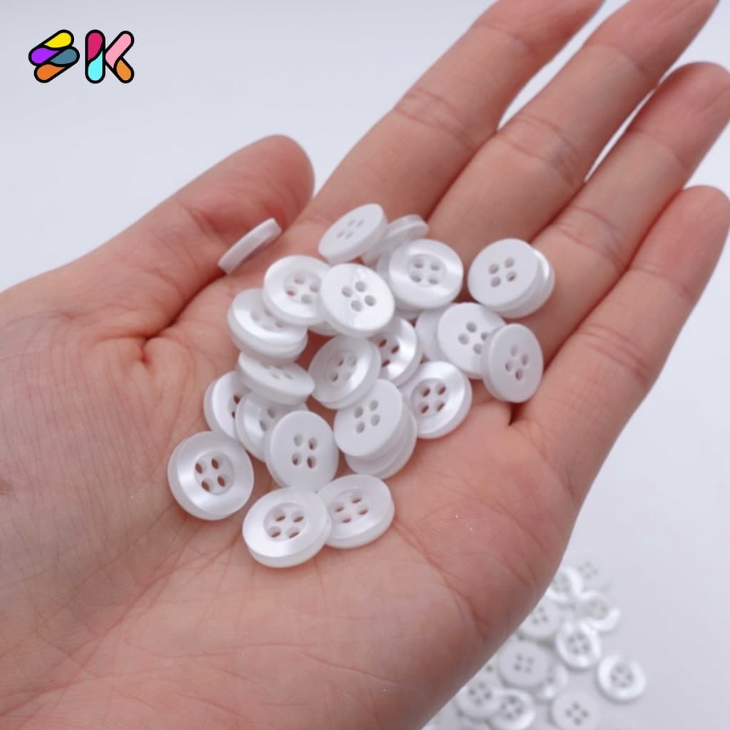 somkid กระดุมเชิ้ต 4 รูสีขาวและดำ ขอบหนาหน้ามุกเงา ขนาด 11mm แซ็กเครื่องจักรได้ สอยมือได้ รูปที่ 4