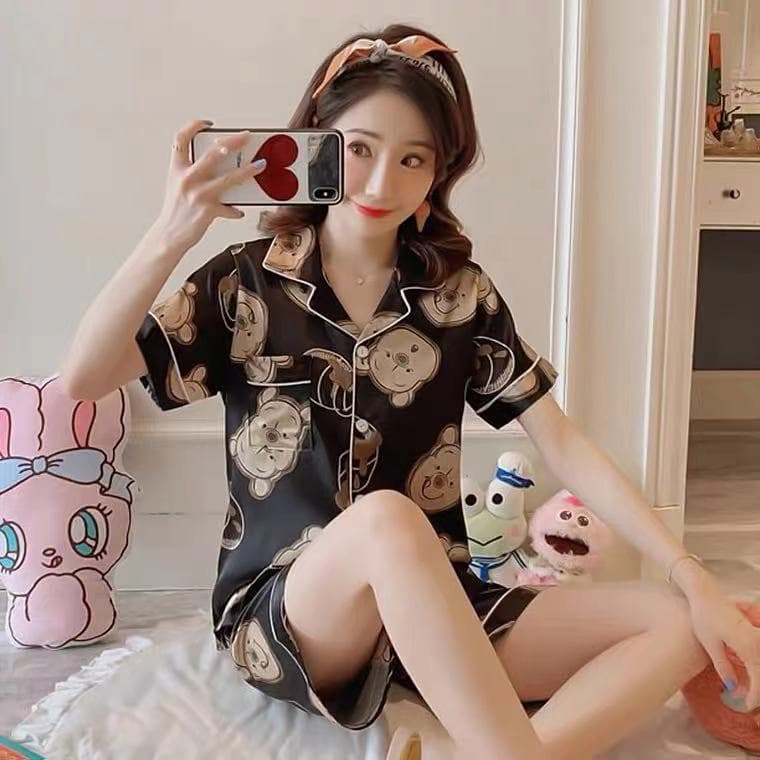 802 เสื้อนอนคอปกแขนสั้นขาสั้นผ้าซาตินนิ่มใส่สบายสีสด รูปที่ 1