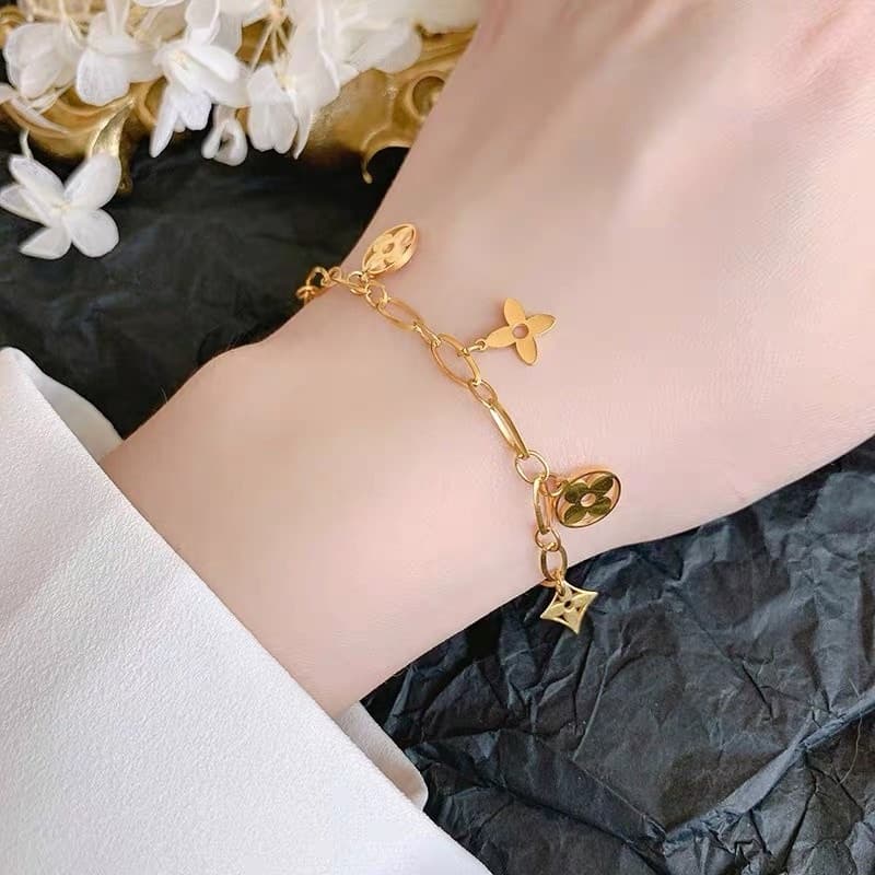 สร้อยข้อมือเหล็กไทเทเนียม รูปใบโคลเวอร์สี่แฉก หรูหรา ไม่จางหาย เครื่องประดับแฟชั่น สําหรับผู้หญิง รูปที่ 4