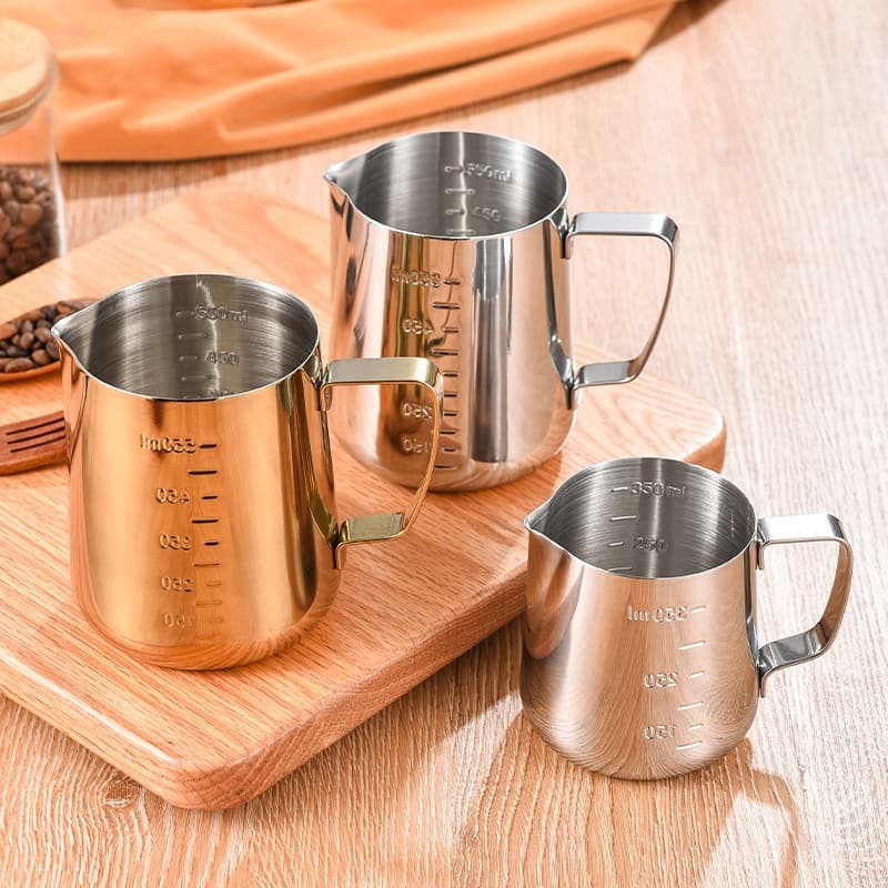เหยือกตีฟองนม ถ้วยตวงนม แก้วพิชเชอร์ ถ้วยตีฟองนม สแตนเลส Stainless Milk Pitcher สีเงิน สเตนเลส-304 สีเงิน 350/600/1000ML รูปที่ 9