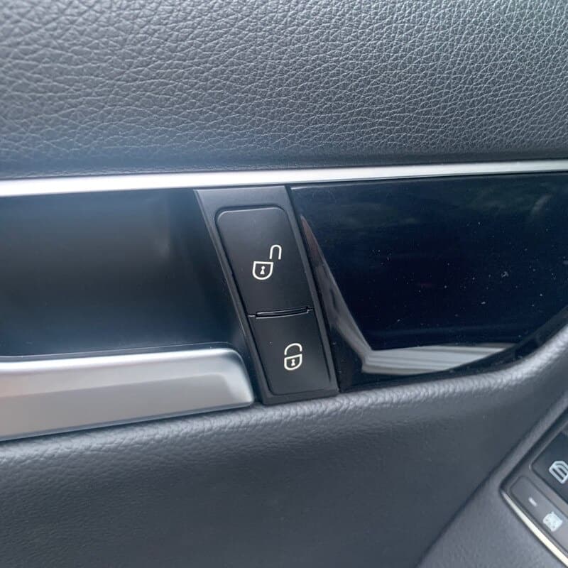 สติกเกอร์ตกแต่งปุ่มล็อคประตูรถยนต์ สําหรับ Mercedes Benz A B C W204 E W212 G CLA CLS GLK ML GL Class รูปที่ 3