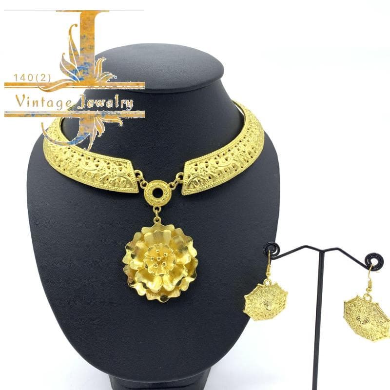 Vintage jewelry สร้อยอีสานชุดล้านนาไทสร้อยเงินต่างหูสีทอง Isaan set Lanna Thai silver gold necklace and earring รูปที่ 2