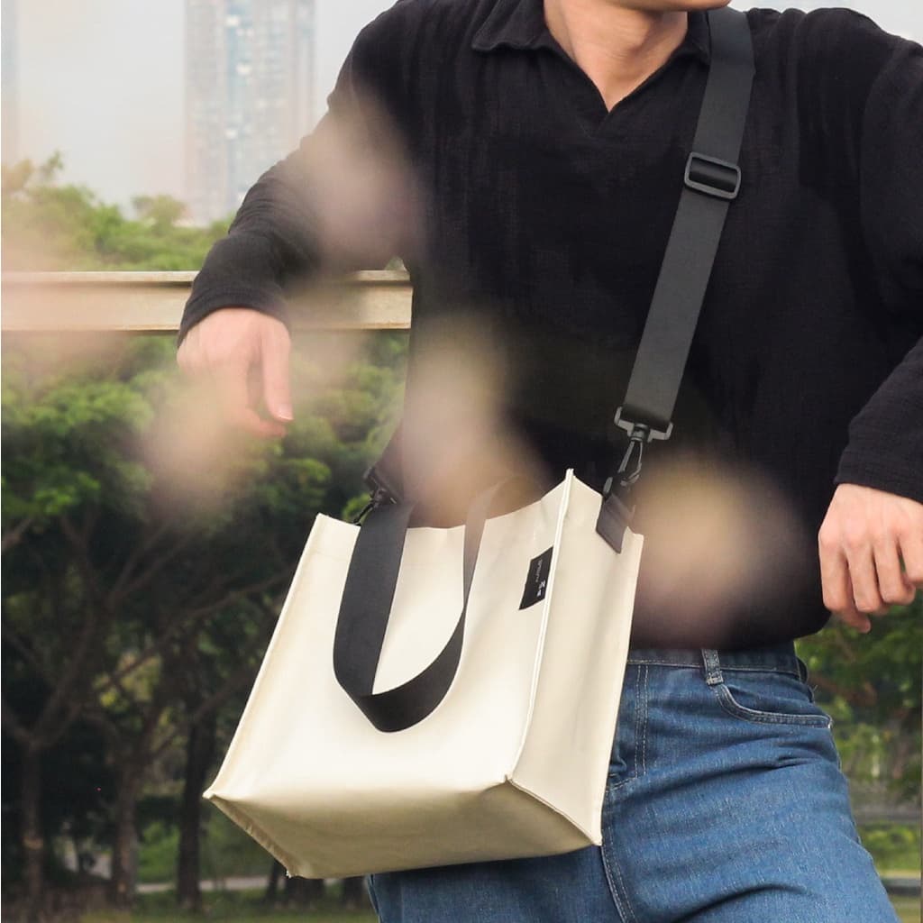 กระเป๋าสะพายข้าง ผ้าใบกันน้ำ สะพายไหล่ ขนาดเล็กใส่ของ Mini Laptop พกพาสะดวก CART BAG KIDNAP ME. รูปที่ 2