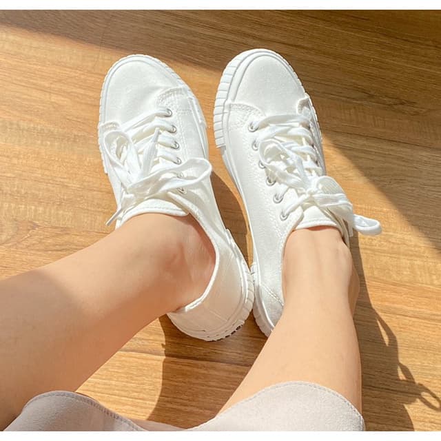 KIM&CO. Toffee รองเท้าผ้าใบกันน้ำ แฟชั่นผู้หญิง มินิมอล ใส่สบายไปได้ทุกที่ ไม่เมื่อยเท้า รูปที่ 1