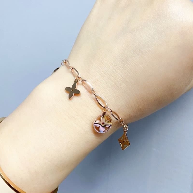 สร้อยข้อมือเหล็กไทเทเนียม รูปใบโคลเวอร์สี่แฉก หรูหรา ไม่จางหาย เครื่องประดับแฟชั่น สําหรับผู้หญิง รูปที่ 2