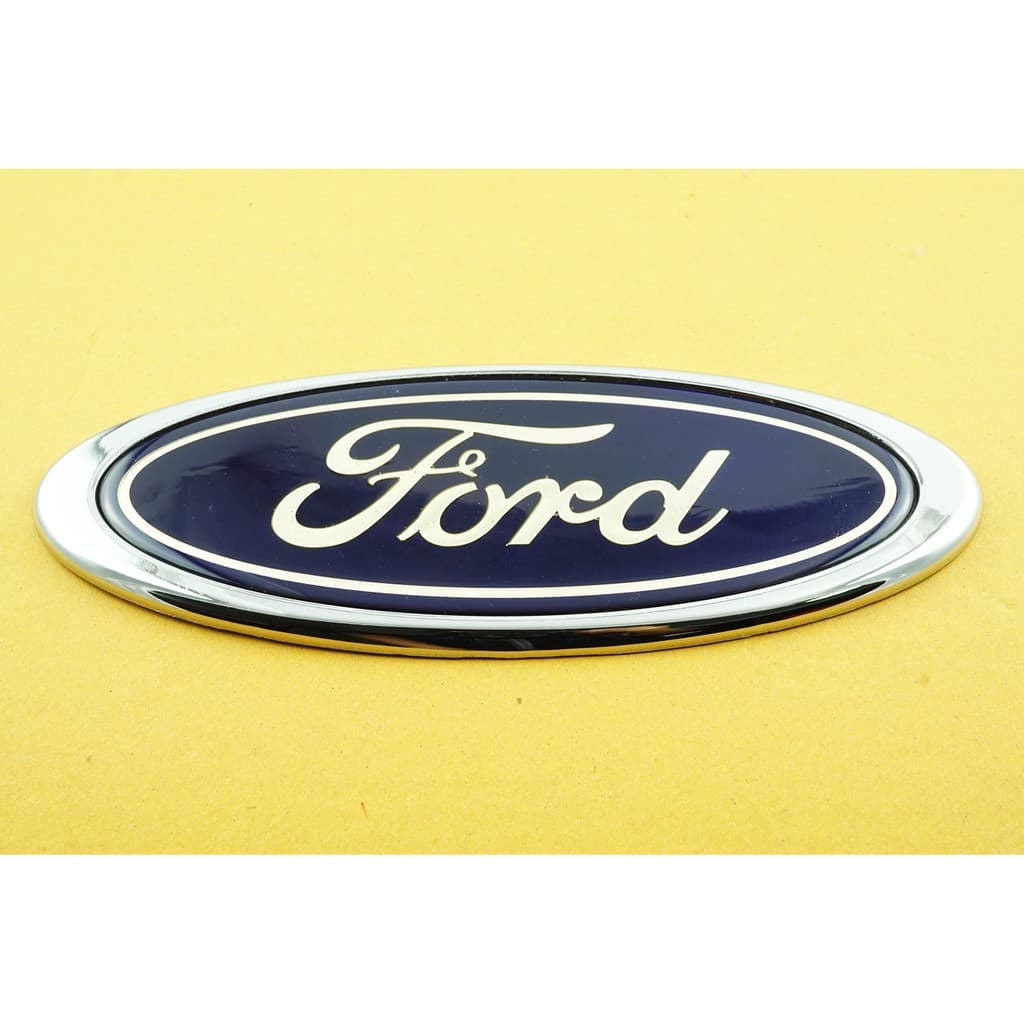 ป้ายโลโก้ FORD พลาสติกตัวหนังสือสีโครเมี่ยม พื้นสีน้ำงิน ขอบโครเมี่ยมมีขาเสียบ ขนาด 22.0X8.6 cm ติดตั้งด้วยเทปกาวสองหน้า รูปที่ 2