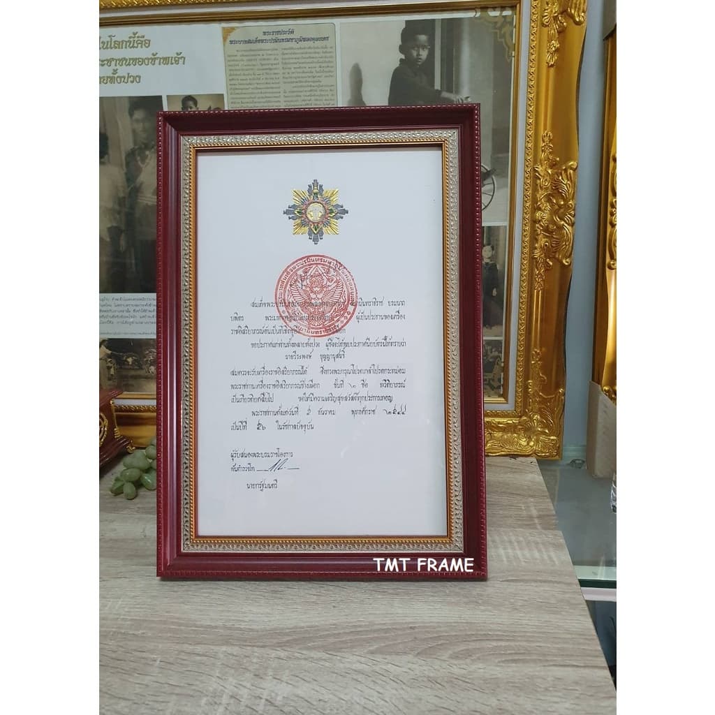 กรอบรูปเพื่อใส่ใบเครื่องราชอิสริยาภรณ์ ขนาดภาพ 25.5 cm x 39.2 cm. **ไม่ใช่ขนาด A4** +พร้อมกระจกใส +ขาตั้ง +หูแขวนผนัง++ รูปที่ 2