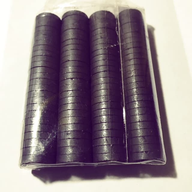 แม่เหล็ก สีดำ 1.5 ซม. x 3 มิล ห่อละ 100 เม็ด เป็นแม่เหล็ก สีดำ เฟอไรท์ ใช้กับงาน ติดตู้เย็น น่ารักดี รูปที่ 2
