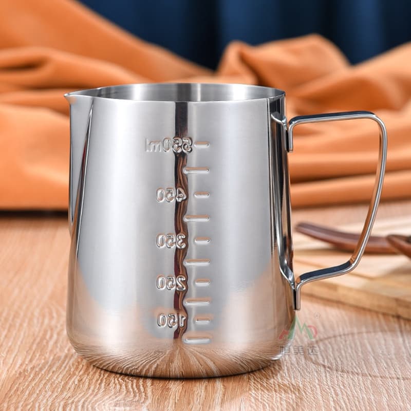เหยือกตีฟองนม ถ้วยตวงนม แก้วพิชเชอร์ ถ้วยตีฟองนม สแตนเลส Stainless Milk Pitcher สีเงิน สเตนเลส-304 สีเงิน 350/600/1000ML รูปที่ 8