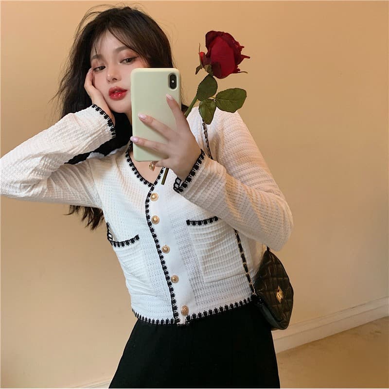 Cicishop" "เสื้อถักแขนยาว กระดุมทอง ใส่แล้วดูแพง สวยหรู รูปที่ 6