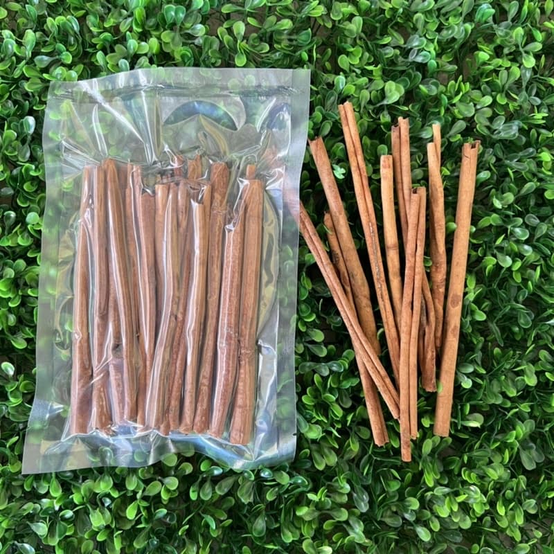อบเชย 50g/100gอบเชยมีกลิ่นหอม ออกหวานนิดๆ เผ็ดเล็กน้อย สามารถนำประกอบอาหารได้หลากหลาย เช่น พะโล้และอาหารจีนหลายชนิด รูปที่ 1