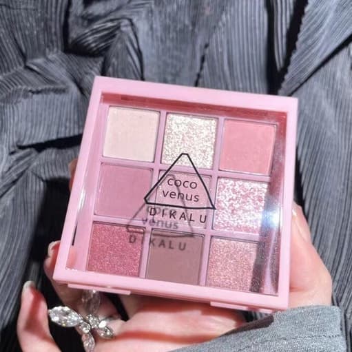 DIKALU COCO VENUS พาเลทอายแชโดว์ 9 สี โทนชมพูนู้ด เนื้อดินน้ำมัน ใยไหม แมทประกายชิมเมอร์ สีสวย ติดทน Eye Shadow รูปที่ 9