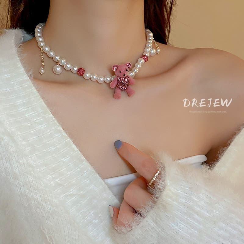 DREJEW สร้อยคอโซ่ จี้หมีน่ารัก ประดับไข่มุกน้ําจืด แฟชั่นสไตล์เกาหลี สําหรับผู้หญิง รูปที่ 1