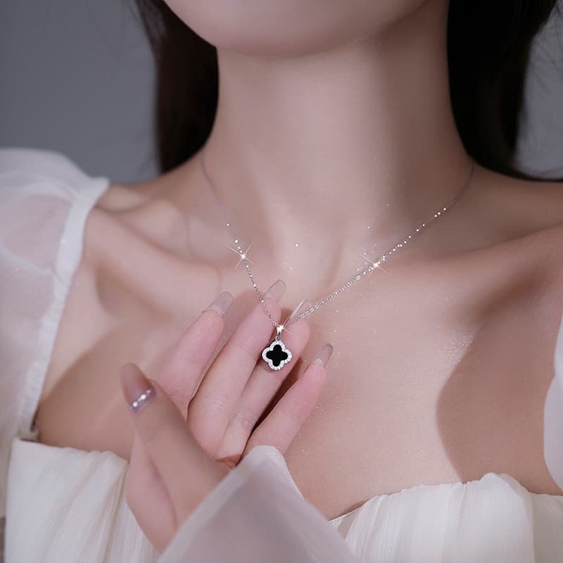 XINYIA สร้อยคอโซ่ จี้ใบโคลเวอร์สี่แฉก หรูหรา แฟชั่นฤดู สําหรับผู้หญิง รูปที่ 2