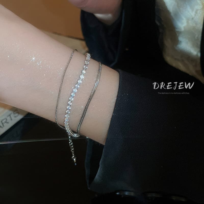 DREJEW เดรช 3 ชิ้นซ้อนเพทายสแควร์งูโซ่กระดูกสร้อยข้อมือชุดสามชิ้นสร้อยข้อมือแฟชั่นสไตล์เย็นแสงหรูหราระดับไฮเอนด์เครื่องประดับมือส รูปที่ 3