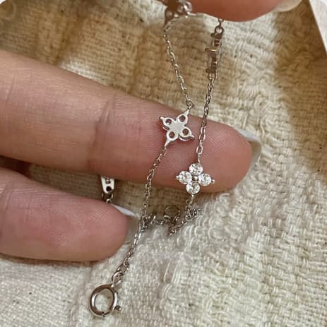 จากไทย 1วันถึงสร้อยข้อมือเงินสเตอร์ลิง จี้โคลเวอร์สี่ใบและอวัยวะเล็กๆ | ดีไซน์เฉพาะกลุ่ม หรูหรา สไตล์ใหม่ รูปที่ 4