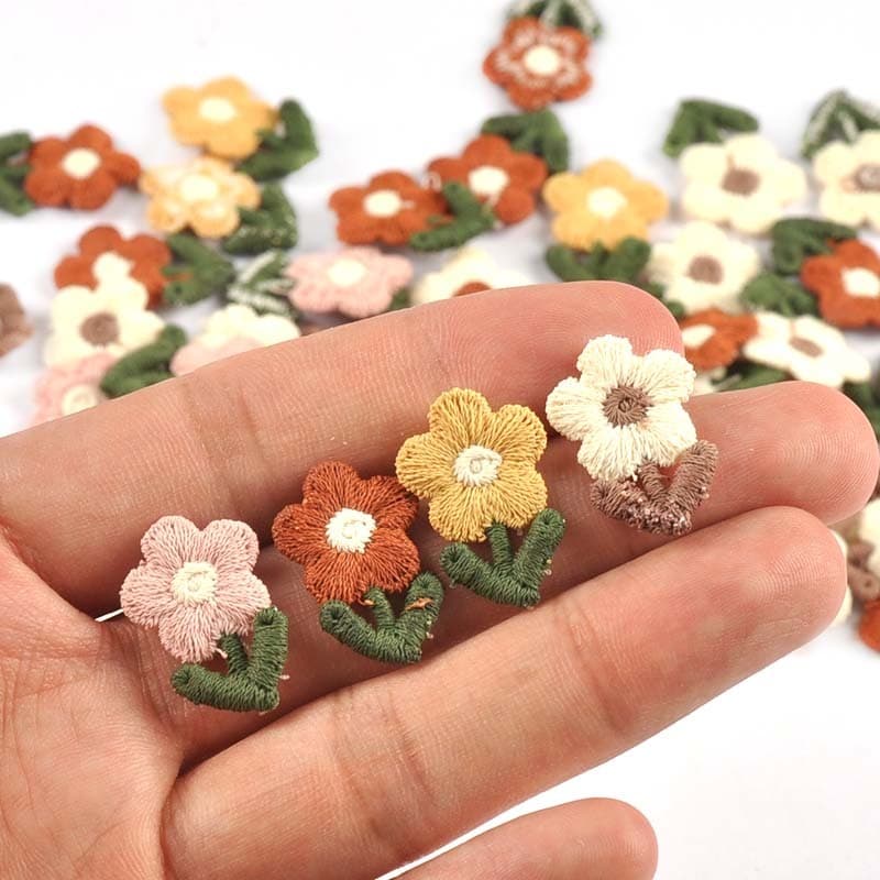 20 ชิ้น/ถุง 1.4x2.2 ซม.Multicolor น่ารักดอกไม้แพทช์สําหรับเสื้อผ้าปักเย็บ Accessroies DIY Decor Headwear Appliques CP3768 รูปที่ 2