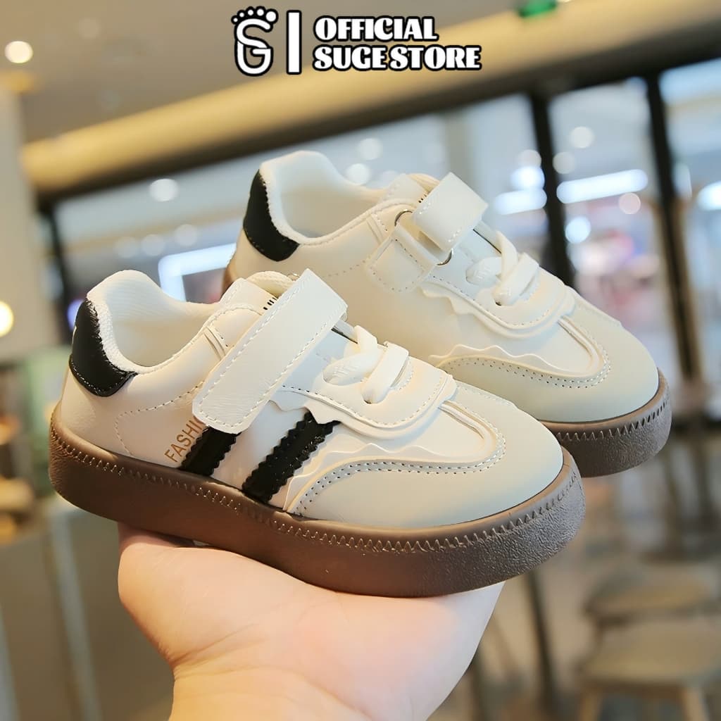 SUGE รองเท้ากีฬา รองเท้าผ้าใบลําลอง พื้นนิ่ม สีขาว สําหรับเด็กผู้ชาย และเด็กผู้หญิง
