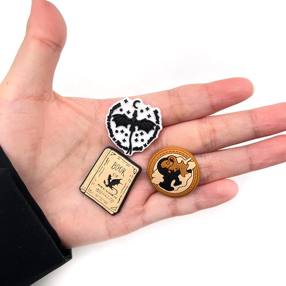 Hot 1 ชิ้นสีดําและสีขาว Series รองเท้า charms อุปกรณ์เสริมตกแต่งรองเท้าแตะรองเท้าแตะหัวเข็มขัดของขวัญ รูปที่ 6