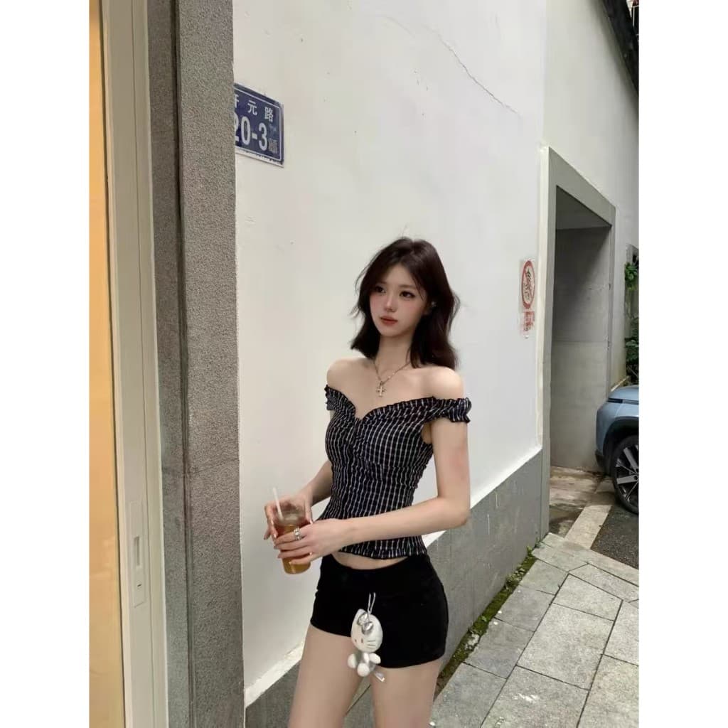 Fariyคลังสินค้าพร้อม เสื้อเชิ้ตลายสก็อตสีดำสไตล์เรโทรสุดฮอตสำหรับผู้หญิง ทรงสั้นเปิดไหล่ ทรงเข้ารูปช่วงเอว รูปที่ 4