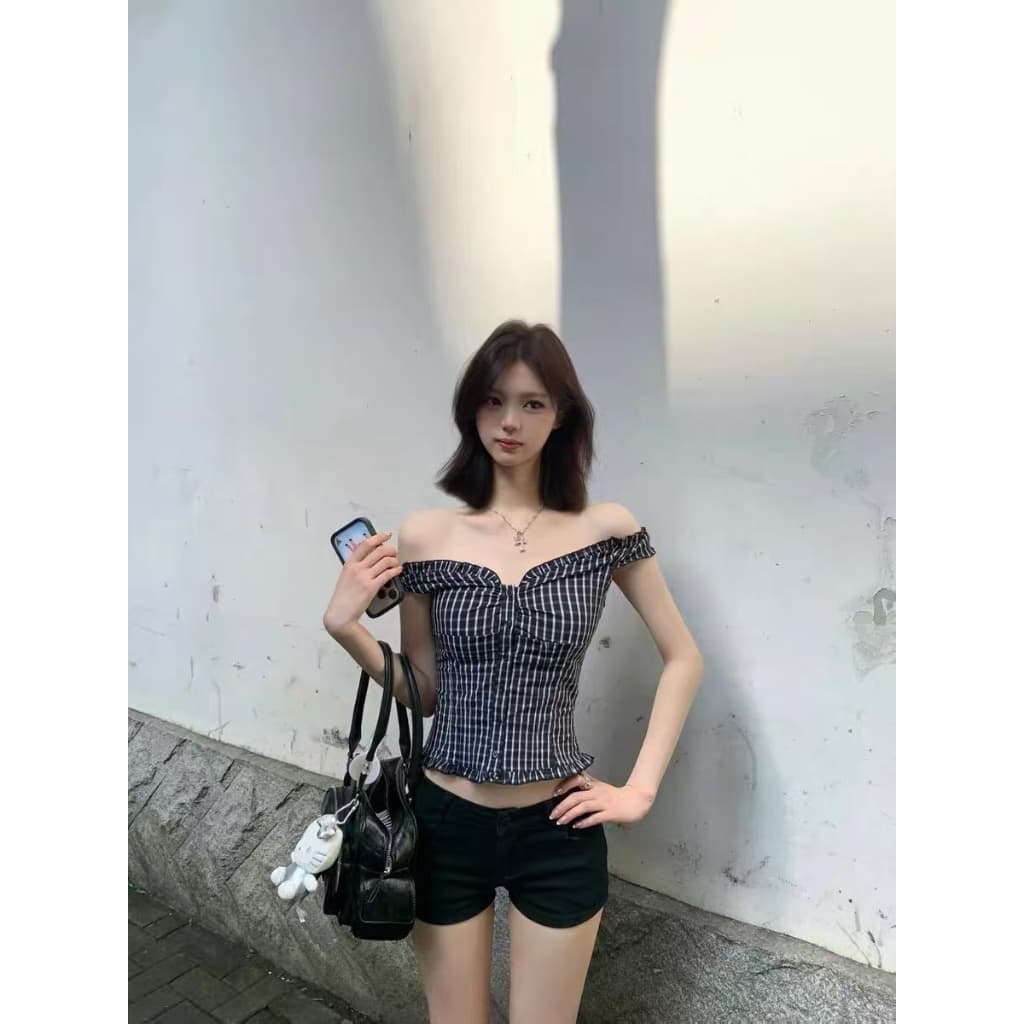 Fariyคลังสินค้าพร้อม เสื้อเชิ้ตลายสก็อตสีดำสไตล์เรโทรสุดฮอตสำหรับผู้หญิง ทรงสั้นเปิดไหล่ ทรงเข้ารูปช่วงเอว รูปที่ 6