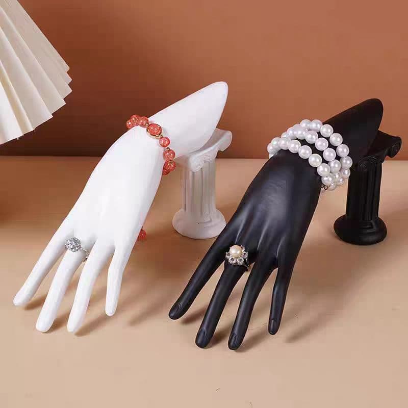 Creative Resin Hand Mannequin – ขาตั้งแสดงเครื่องประดับและที่วางจัดเก็บสําหรับแหวน, สร้อยข้อมือ, นาฬิกา, กําไลข้อมือ, เหมาะสําหรับร้านเครื่องประดับ, ร้าน Windows, ร้านเสริมสวย & Home Organization รูปที่ 3