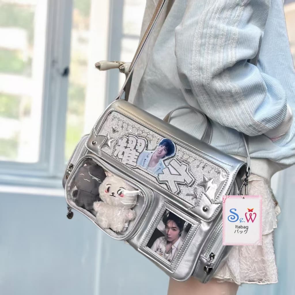 Se.W Itabag Women Bag Shoulder Bag Backpack PU Japanese Style คอนเสิร์ตซ่อนป้ายไฟปวดไหล่คู่กระเป๋าสวนสนุกปวดกระเป๋า กระเป๋าสะพายญี่ปุ่นความจุขนาดใหญ่กระเป๋าปวดไหล่เดียวกระเป๋าตุ๊กตา รูปที่ 1