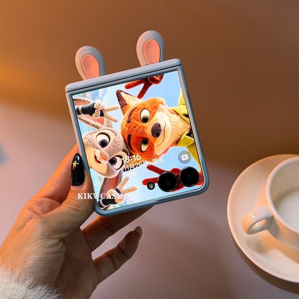 เคสโทรศัพท์สุดน่ารักสำหรับ Samsung Z Flip 5, Z Flip 6, Z Flip 7, Z Flip 7 FE พร้อมสายคล้อง, แม่เหล็กตรงกลาง และหูกระต่ายและจิ้งจอกสุดน่ารัก รูปที่ 1