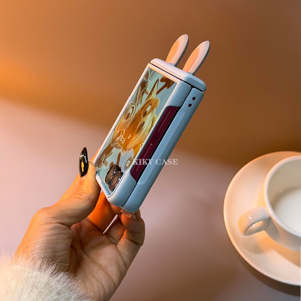 เคสโทรศัพท์สุดน่ารักสำหรับ Samsung Z Flip 5, Z Flip 6, Z Flip 7, Z Flip 7 FE พร้อมสายคล้อง, แม่เหล็กตรงกลาง และหูกระต่ายและจิ้งจอกสุดน่ารัก รูปที่ 2