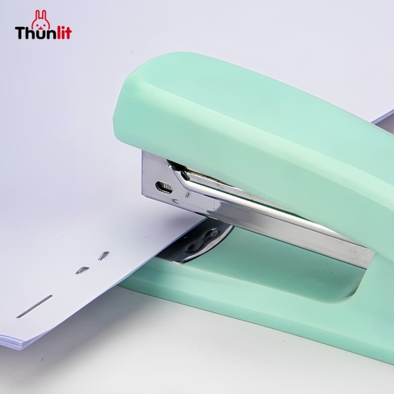 Thunlit Medium Stapler Student Teacher Book Binding เครื่องเย็บกระดาษสํานักงานประหยัดแรงงานเครื่องเขียนโรงเรียนขายส่ง รูปที่ 3