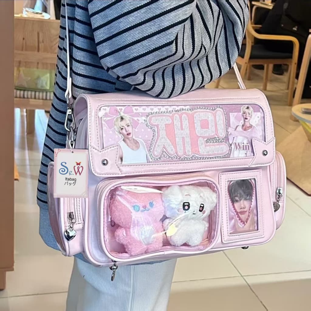 Se.W Itabag Women Bag Shoulder Bag Backpack PU Japanese Style คอนเสิร์ตซ่อนป้ายไฟปวดไหล่คู่กระเป๋าสวนสนุกปวดกระเป๋า กระเป๋าสะพายญี่ปุ่นความจุขนาดใหญ่กระเป๋าปวดไหล่เดียวกระเป๋าตุ๊กตา รูปที่ 8