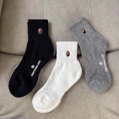 BAPE ถุงเท้าสไตล์คนชอบปักลวดลาย แฟชั่นล้ำยุคสำหรับกีฬาและชีวิตประจำวัน ผ้าฝ้ายนุ่มสบาย รูปที่ 2