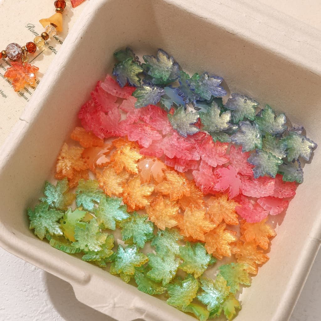 10 ชิ้นที่มีสีสันไล่โทนสีสร้อยข้อมือใบเมเปิ้ลจี้ ทําเอง เครื่องประดับธีมฤดูใบไม้ร่วง รูปที่ 3