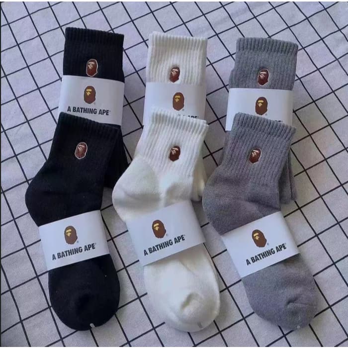 BAPE ถุงเท้าสไตล์คนชอบปักลวดลาย แฟชั่นล้ำยุคสำหรับกีฬาและชีวิตประจำวัน ผ้าฝ้ายนุ่มสบาย รูปที่ 1