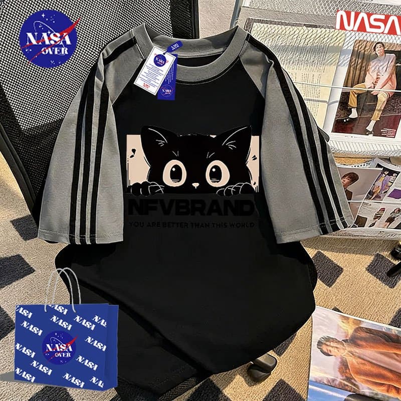 NASA เสื้อยืดแขนสั้น ฤดูร้อน สีชมพู-ดำ ทรงหลวม ดีไซน์ดั้งเดิม ลายแมวบนขอบหน้าต่าง เรียบง่าย น่ารัก เสื้อ ยูนิเซ็กส์ YG438 รูปที่ 5