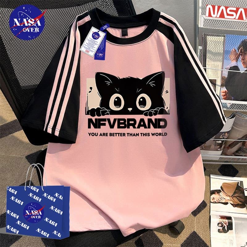 NASA เสื้อยืดแขนสั้น ฤดูร้อน สีชมพู-ดำ ทรงหลวม ดีไซน์ดั้งเดิม ลายแมวบนขอบหน้าต่าง เรียบง่าย น่ารัก เสื้อ ยูนิเซ็กส์ YG438 รูปที่ 1