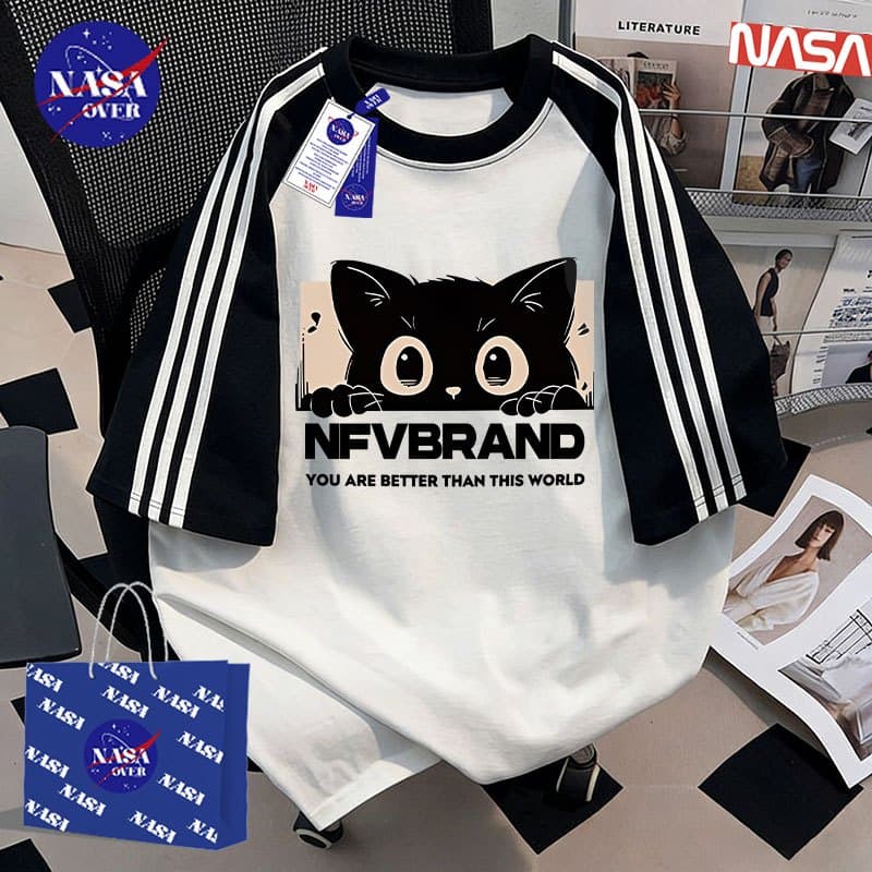 NASA เสื้อยืดแขนสั้น ฤดูร้อน สีชมพู-ดำ ทรงหลวม ดีไซน์ดั้งเดิม ลายแมวบนขอบหน้าต่าง เรียบง่าย น่ารัก เสื้อ ยูนิเซ็กส์ YG438 รูปที่ 4
