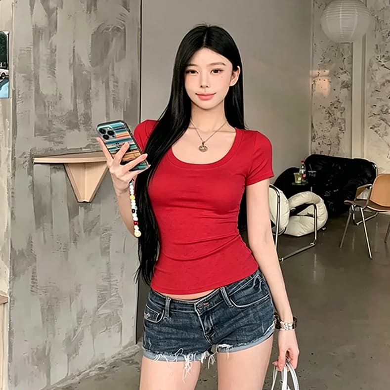ReinaQueen เสื้อยูนีคอทีเชิ้ตเข้ารูป ผ้าไมโครไฟเบอร์USA นุ่มละมุน สไตล์หวานใสเซ็กซี่ เข้ารูปโชว์หุ่น สาวตัวเล็กดูสูง ฮิตติดเทรนด์ รูปที่ 2