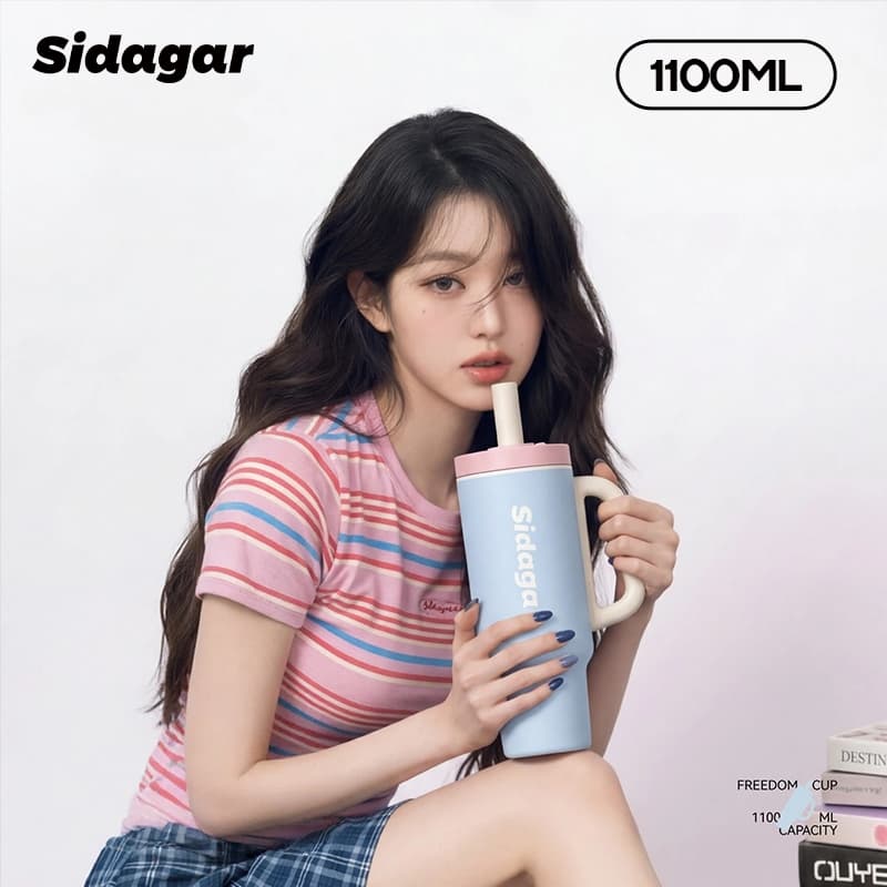 Sidagar แก้วเก็บความเย็น 1100ML ความจุสูง เคลือบเซรามิก แก้วน้ํา พร้อมหลอดดูด ถอดได้ ถ้วยน้ำสำหรับกีฬากลางแจ้ง รูปที่ 1