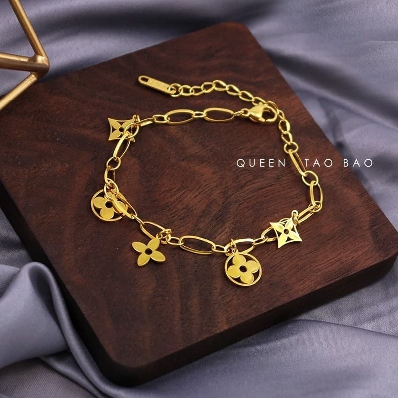 สร้อยข้อมือเหล็กไทเทเนียม รูปใบโคลเวอร์สี่แฉก หรูหรา ไม่จางหาย เครื่องประดับแฟชั่น สําหรับผู้หญิง รูปที่ 1