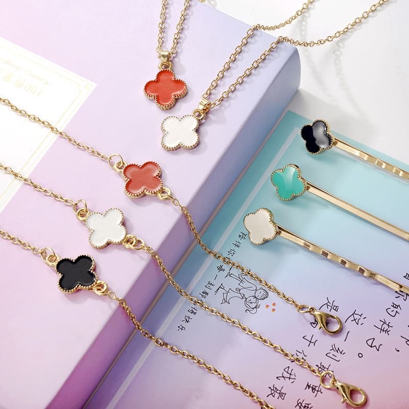 สร้อยข้อมือแฟชั่น และกิ๊บ แต่งจี้ แบบเรียบง่าย เครื่องประดับสำหรับผู้หญิง รูปที่ 1