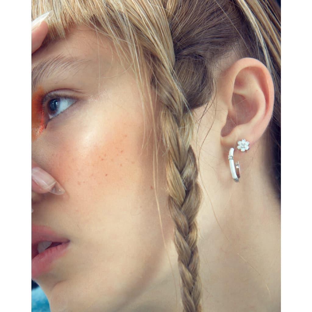 Julys - acrylic daisy stud earrings รูปที่ 9