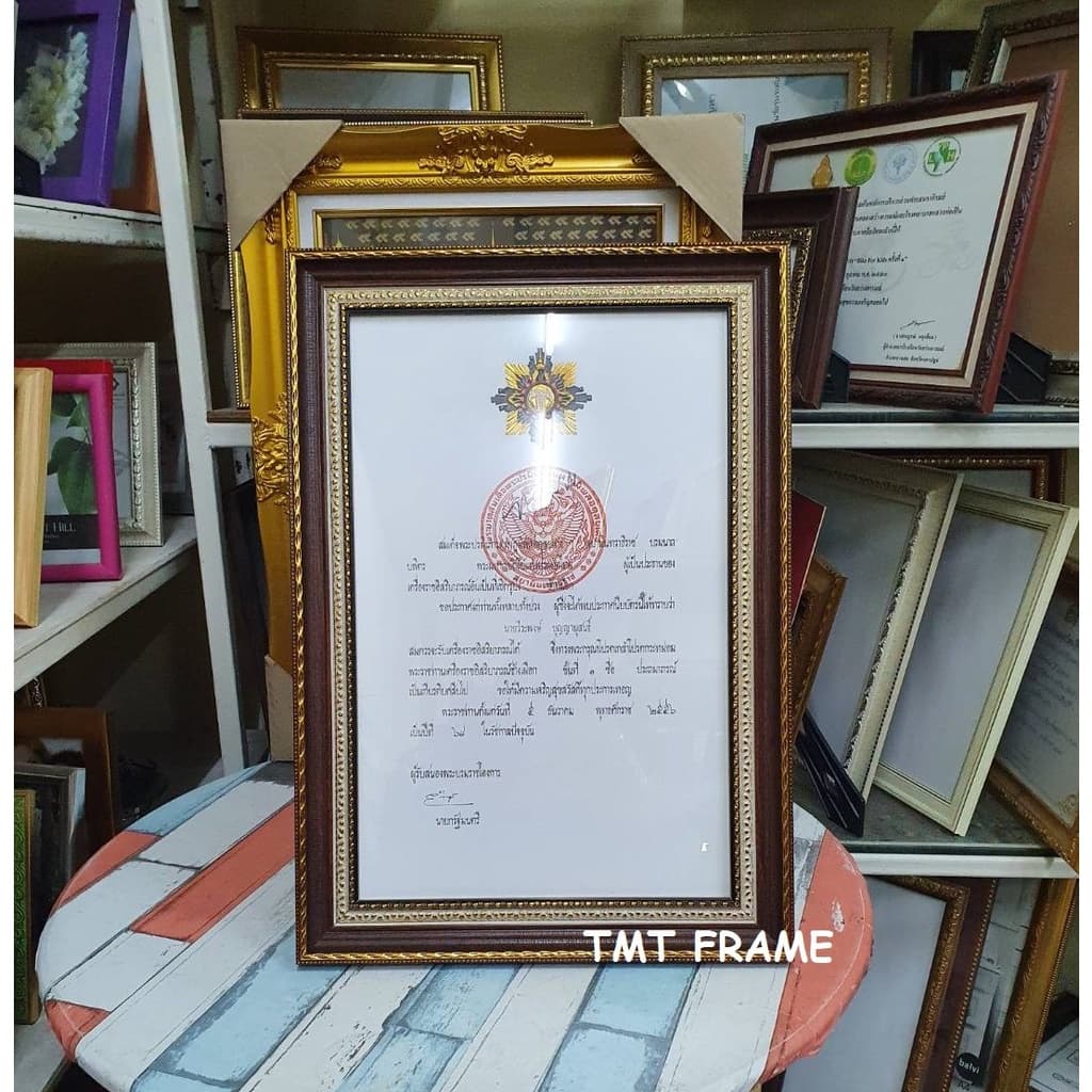กรอบรูปเพื่อใส่ใบเครื่องราชอิสริยาภรณ์ ขนาดภาพ 25.5 cm x 39.2 cm. **ไม่ใช่ขนาด A4** +พร้อมกระจกใส +ขาตั้ง +หูแขวนผนัง++ รูปที่ 7