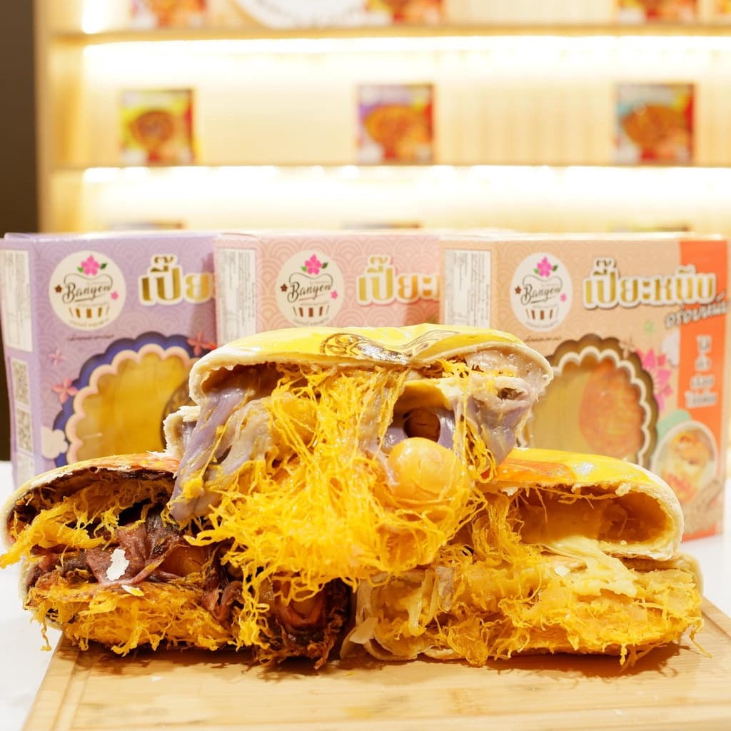 เปี๊ยะหนึบ อร่อยหนับ หวานน้อย อร่อยนาน นุ่มหนึบถึงใจไส้ทะลัก สูตรหวานกำลังดี มีให้เลือก3 ไส้ มีไข่แดง5ใบ นน.500กรัม รูปที่ 1