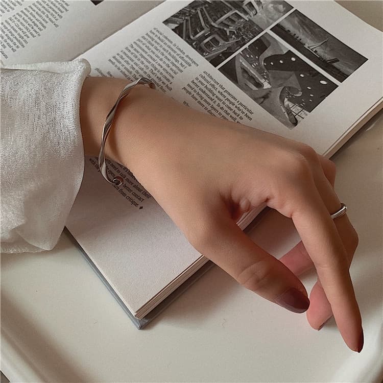 กำไลข้อมือแฟชั่น กำไลข้อมือแบบบิดเกลียว สร้อยข้อมือ กำไล เครื่องประดับผู้หญิง สไตล์เกาหลี B78 รูปที่ 2