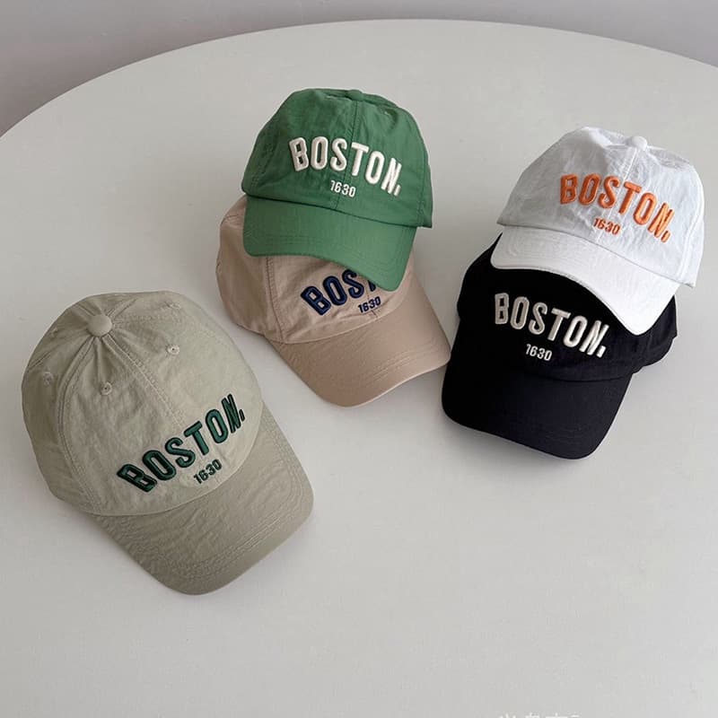 Boston หมวกเบสบอล ระบายอากาศ แห้งเร็ว พิมพ์ลายตัวอักษร ปรับได้ เหมาะกับฤดูใบไม้ผลิ ฤดูร้อน สําหรับเด็กผู้ชาย และเด็กผู้หญิง รูปที่ 1