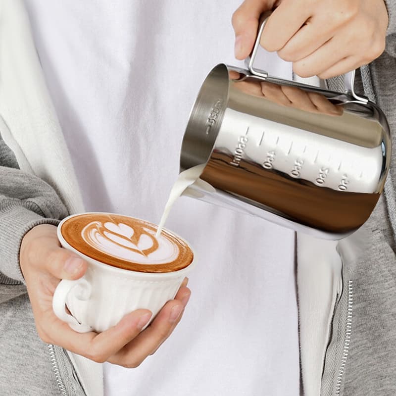 เหยือกตีฟองนม สีเงิน 350ml/600ml /1000MLพิชเชอร์ ถ้วยตีฟองนม สแตนเลส Stainless Milk Pitcher สเตนเลส304 รูปที่ 9