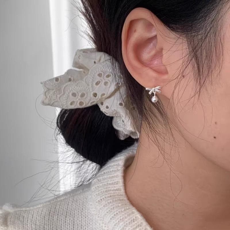 Jinjoo ต่างหูโบว์ รุ่น Dainty Bow Pearls ดีไซน์น่ารักสดใส ลุคคุณหนู รหัส A45 รูปที่ 3