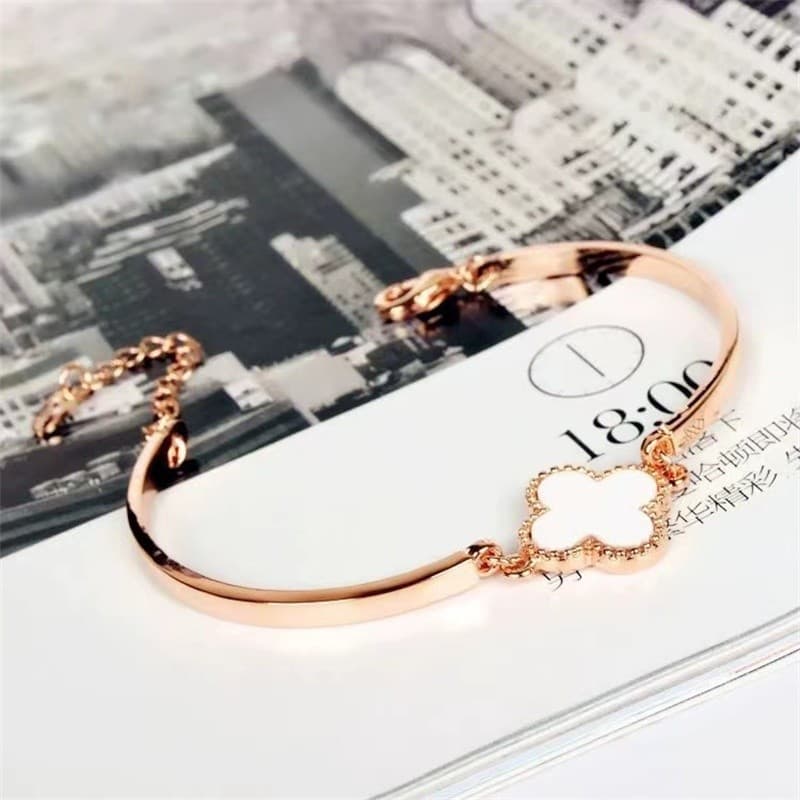 สร้อยข้อมือโคลเวอร์สี่ใบสร้อยข้อมือทอง 18K สําหรับผู้หญิงของขวัญเด็กผู้หญิง Hypoallergenic non trarnish โลหะผสม