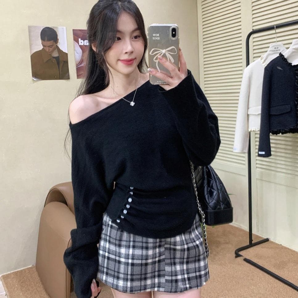 KOKOเสื้อสเวตเตอร์แขนยาวไหล่เดียวสีแดงปีใหม่สำหรับผู้หญิง ปิดไหล่ กระชับเอว แขนค้างคาวหลวมๆ#V114 รูปที่ 2